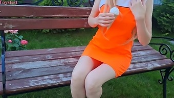 핏한 여자가 노란색 팬티를 입고 진동기로 공공장소에서 자위를 즐긴다