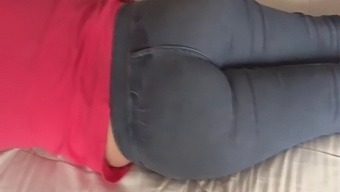 业余女孩在她漂亮的屁股里接受牛奶