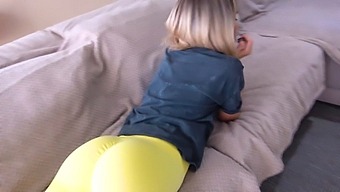 大屁股和天然乳房的业余熟女被继子操了
