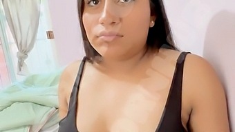 少女(18+)业余爱好者被她的继兄抓住了红手