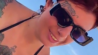 Strandbabe Neemt Een Blowjob Op Klaarlichte Dag
