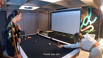 两个美丽的棕色皮肤女孩的女同性恋三人行