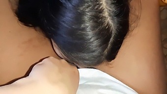 女同性恋幻想女孩提供感性的晚餐和高潮