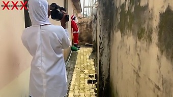 Рождественский Восторг: Санта И Одетая В Хиджаб Красотка Занимаются Интимной Встречей. Оставайтесь С Рыжей.
