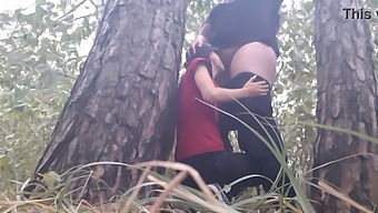 两个女人在女同性恋幻想女孩的视频中躲避雨水并做爱取暖
