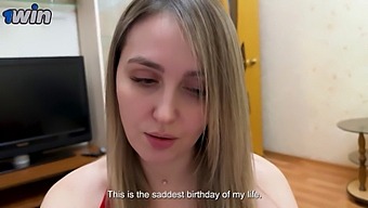 Милф С Большими Сиськами И Большой Задницей Приветствует Меня С Распростертыми Объятиями