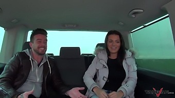 Mollige En Assertieve Vrouw Overgehaald Door Gretige Mannen Om Mee Te Doen In Een Busje