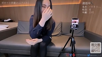 日本妻子在电话里变得淘气,在pov中喷射