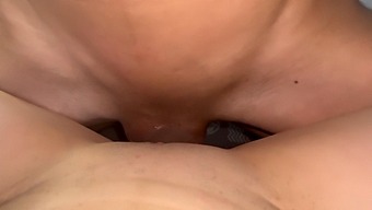 Mein Mitbewohner Feuert Mich Mit Einem Russischen Dildo Für Einen Wilden Ritt An