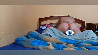 Красные Струны Идеально Подчеркивают Ее Большую Попку