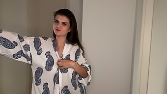 Isäpuolen Kyrpä Hankaa Vaatteiden Kuivausrumpua Rivossa Kotitekoisessa Videossa
